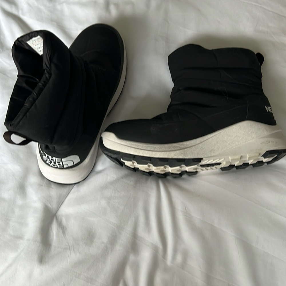 North Face puff boot, size 8